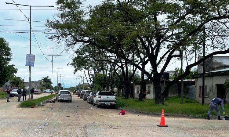 Una mujer embistió con su auto a otra que iba en moto: la arrastró casi media cuadra