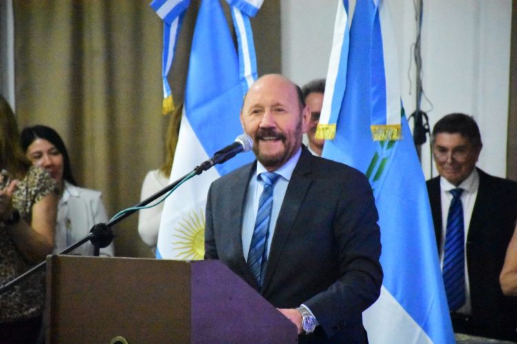 Insfrán en UPLaB: destacó la política educativa y le dedicó fuertes críticas al Presidente