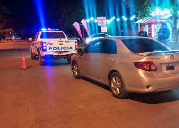 Policías atendían un siniestro vial y casi son arrollados por un auto