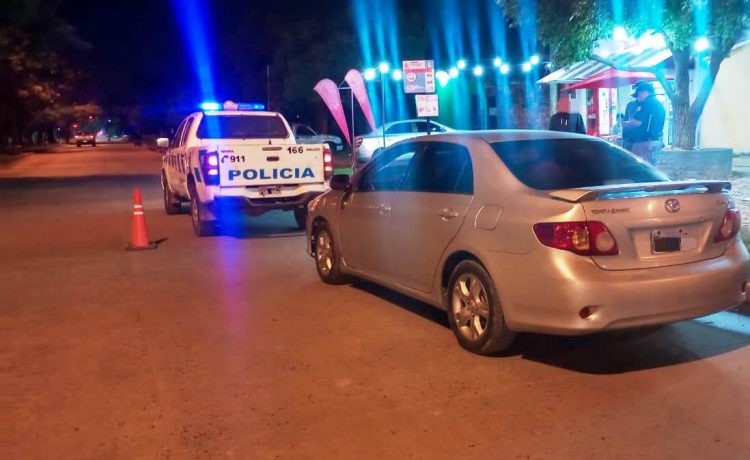 Policías atendían un siniestro vial y casi son arrollados por un auto