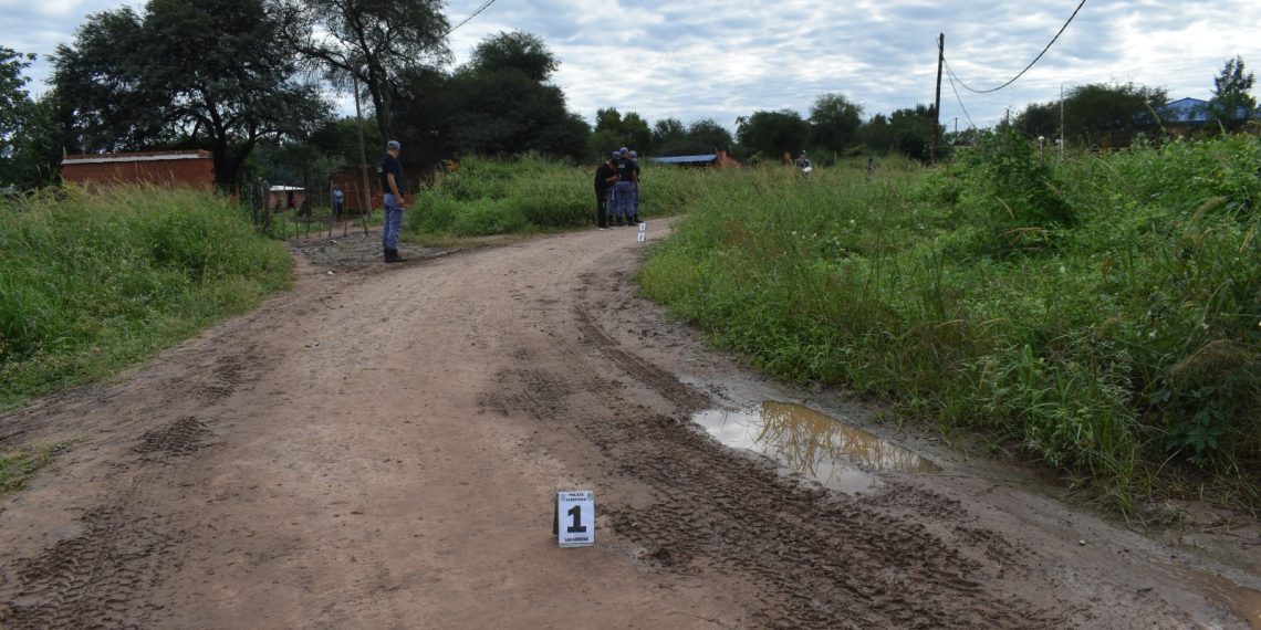 Apuñaló a un joven de 22 años por la espalda y casi lo mata: es intensamente buscado