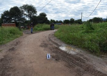 Apuñaló a un joven de 22 años por la espalda y casi lo mata: es intensamente buscado