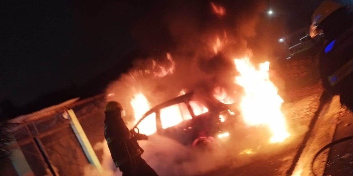 Dejó su auto estacionado frente a su casa y un desconocido le prendió fuego