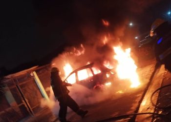 Dejó su auto estacionado frente a su casa y un desconocido le prendió fuego