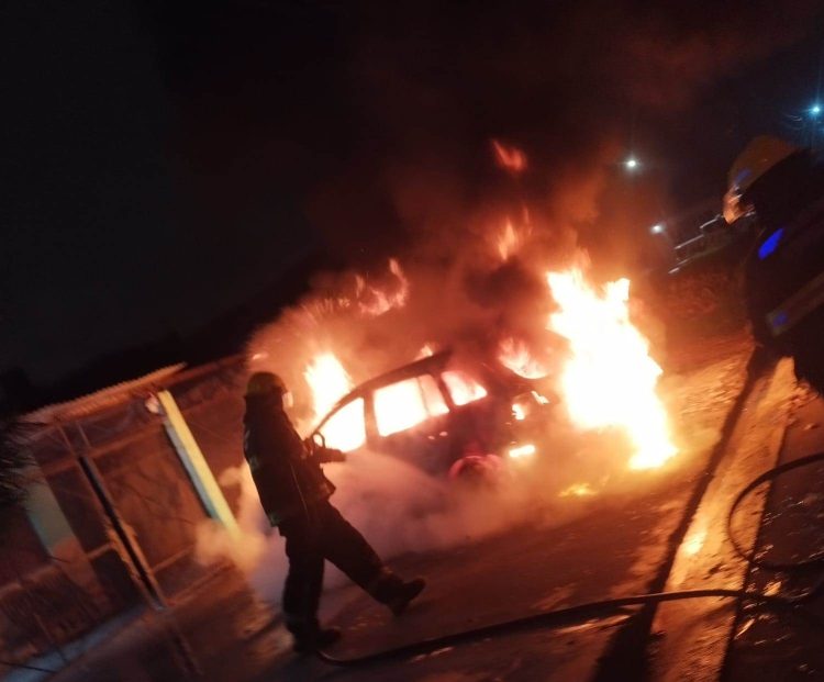 Dejó su auto estacionado frente a su casa y un desconocido le prendió fuego