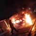 Dejó su auto estacionado frente a su casa y un desconocido le prendió fuego