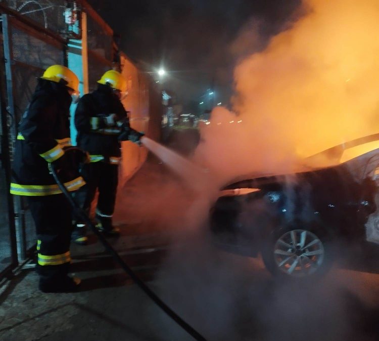 Dejó su auto estacionado frente a su casa y un desconocido le prendió fuego