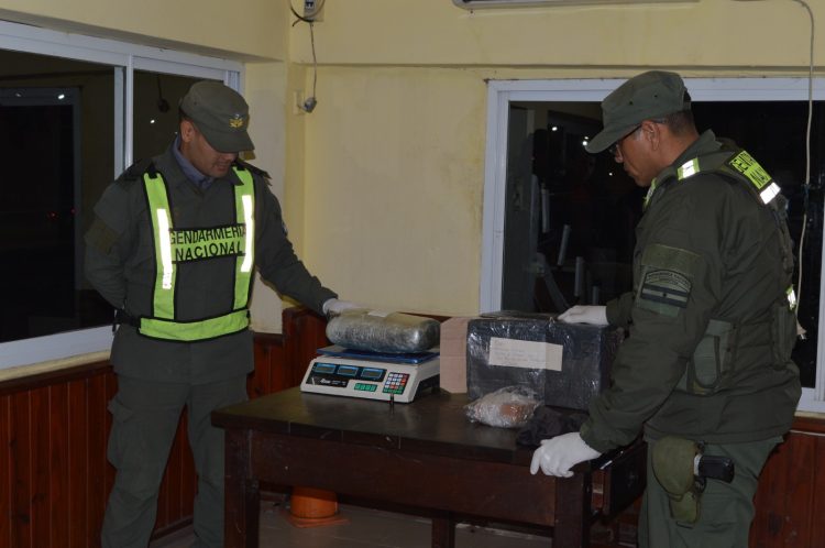 Gendarmería Nacional desarticula envío de marihuana a través de encomienda y detiene a dos personas