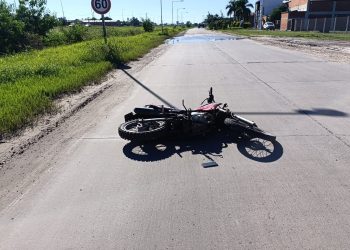 Un joven de 20 años perdió la vida tras colisionar su moto contra un camión