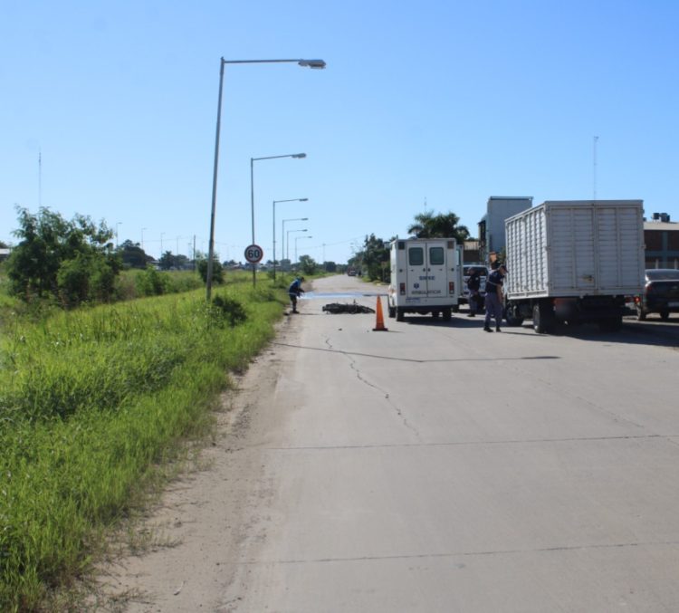 Un joven de 20 años perdió la vida tras colisionar su moto contra un camión