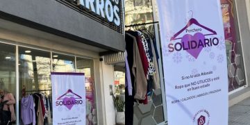 El Laboratorio Barros lanzó un perchero solidario: un abrigo, un gesto que abriga más que el frío