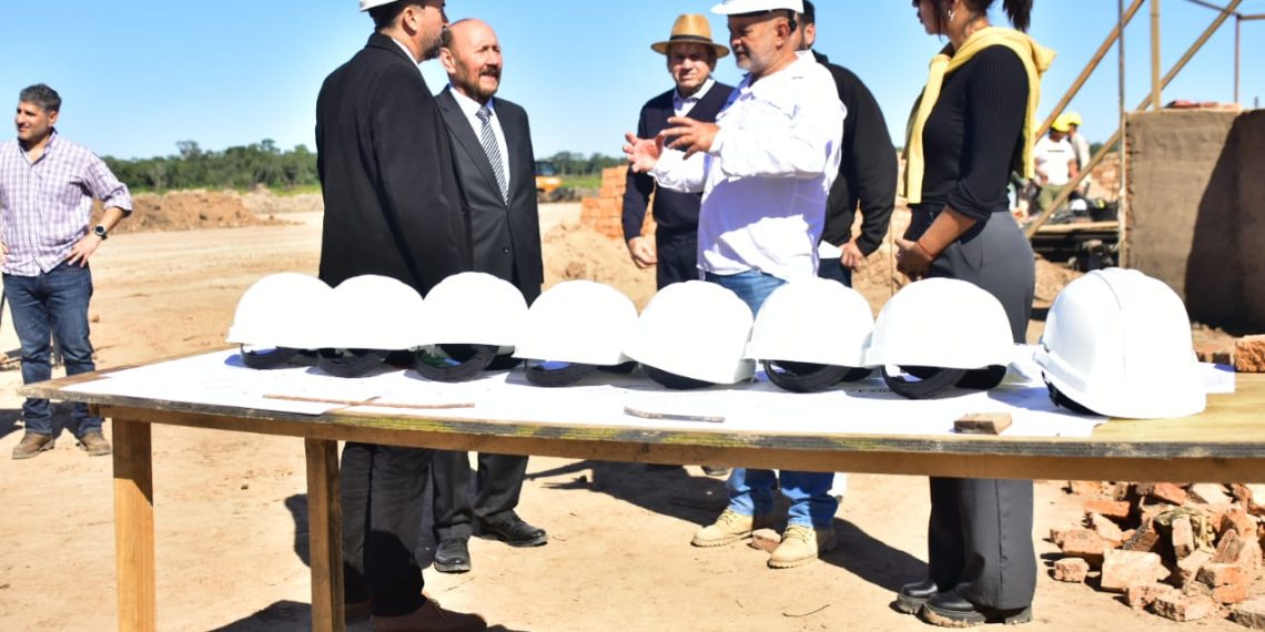 El gobernador recorrió las obras de construcción de 320 hornos de carbón vegetal