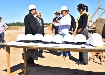 El gobernador recorrió las obras de construcción de 320 hornos de carbón vegetal