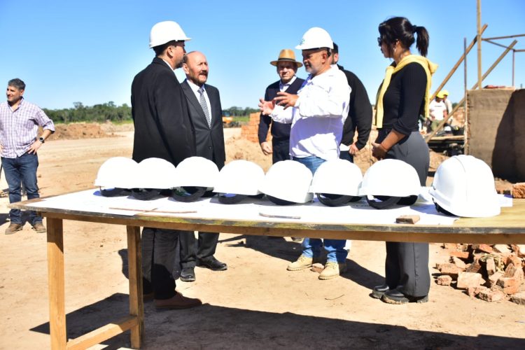 El gobernador recorrió las obras de construcción de 320 hornos de carbón vegetal