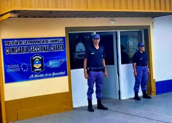 Una banda de motociclistas corría picada en avenida sin reductores y dañó un patrullero en su huida