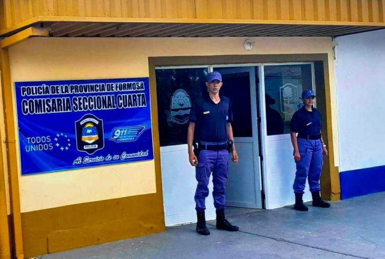 Una banda de motociclistas corría picada en avenida sin reductores y dañó un patrullero en su huida