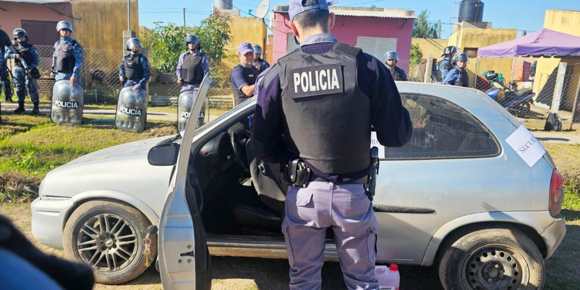 Cuatro violentos amenazaron de muerte a un hombre y atacaron a balazos su casa