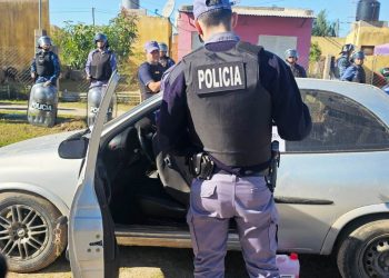 Cuatro violentos amenazaron de muerte a un hombre y atacaron a balazos su casa