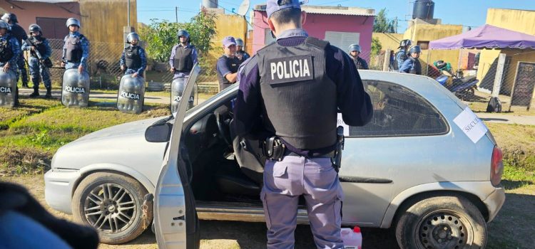 Cuatro violentos amenazaron de muerte a un hombre y atacaron a balazos su casa