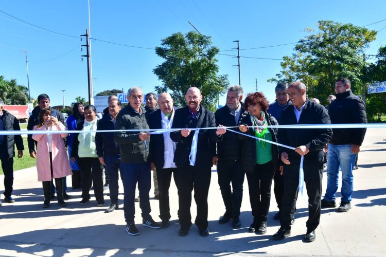 El gobernador habilitó obras en el interior y volvió a criticar a la oposición