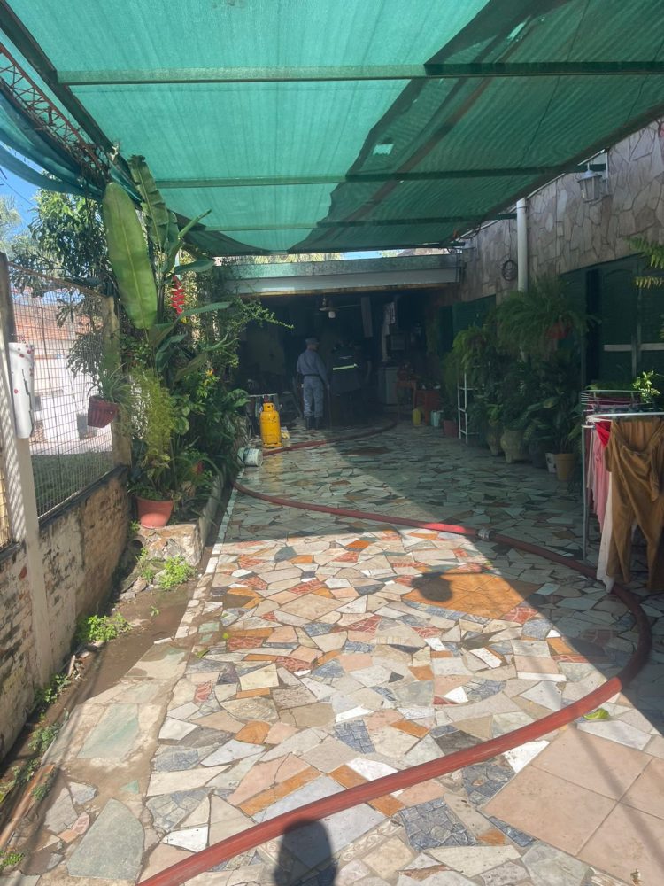 Un cortocircuito desató el voraz incendio de una vivienda en el barrio Don Bosco