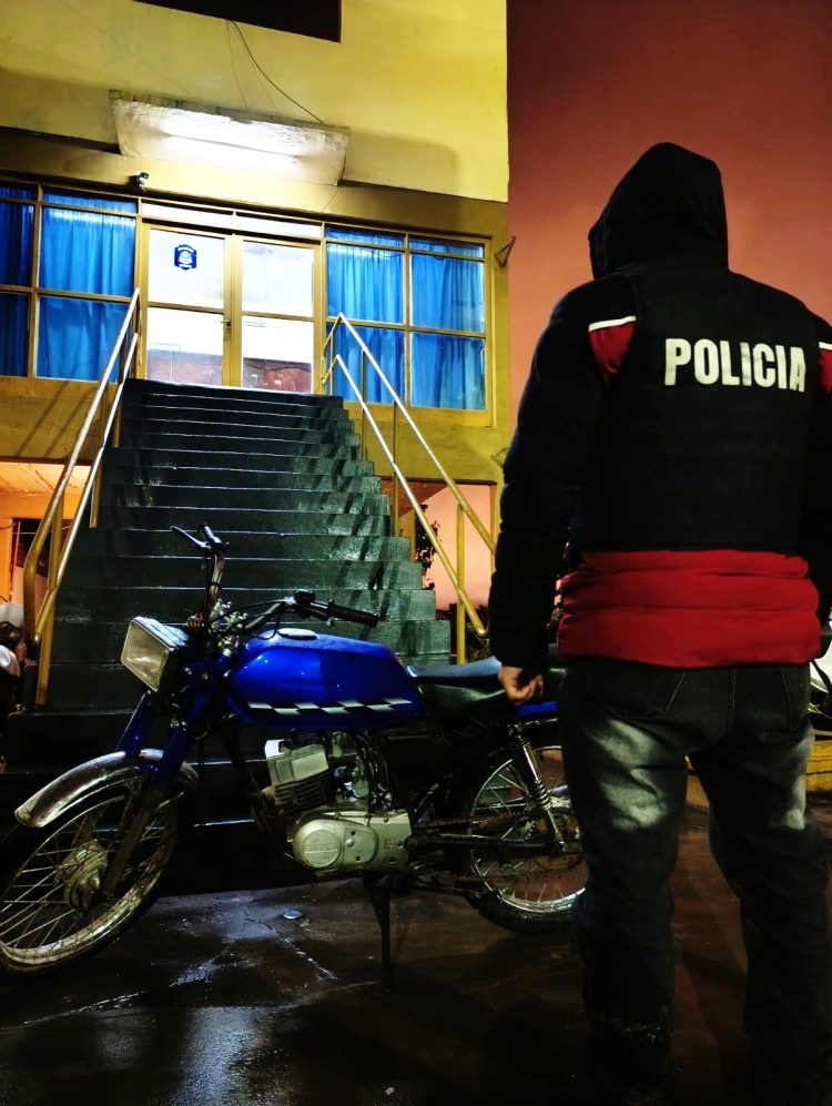 Dos motochorros de 18 y 19 años, detenidos: tenían un arma calibre 32 y ganzúas