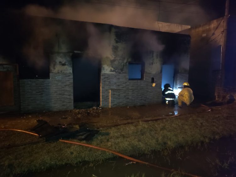 Un incendio intencional consumió la vivienda de una mujer y por el hecho quedó detenido su ex pareja