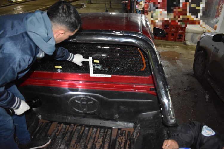 Varias personas atacaron a hondazos el auto del intendente de Laguna Yema