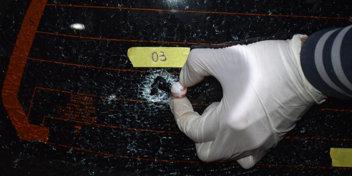 Varias personas atacaron a hondazos el auto del intendente de Laguna Yema