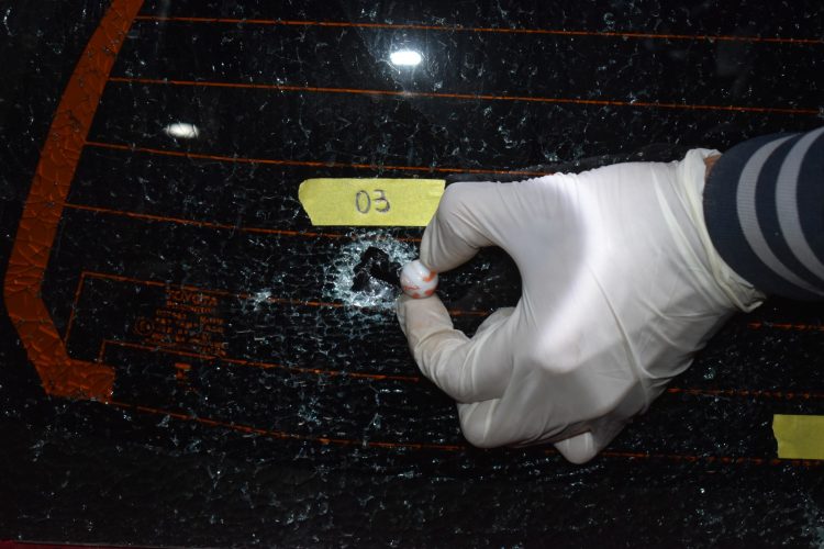 Varias personas atacaron a hondazos el auto del intendente de Laguna Yema