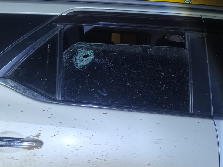 Varias personas atacaron a hondazos el auto del intendente de Laguna Yema