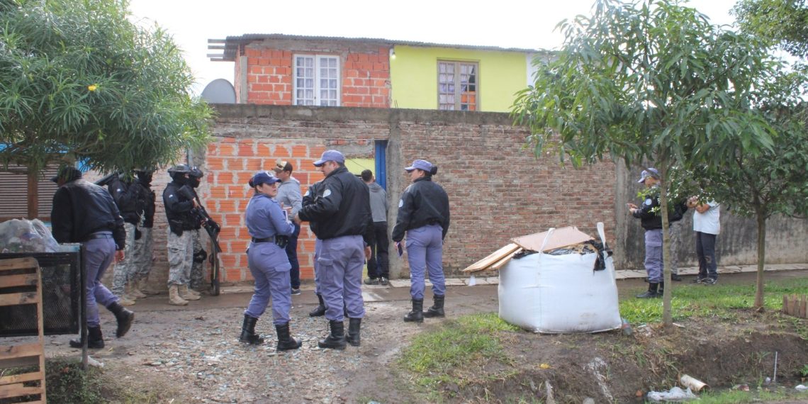 Un hombre se atrincheró en su casa y amenazó a toda su familia