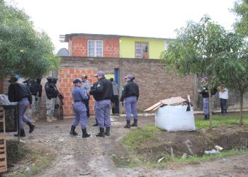 Un hombre se atrincheró en su casa y amenazó a toda su familia