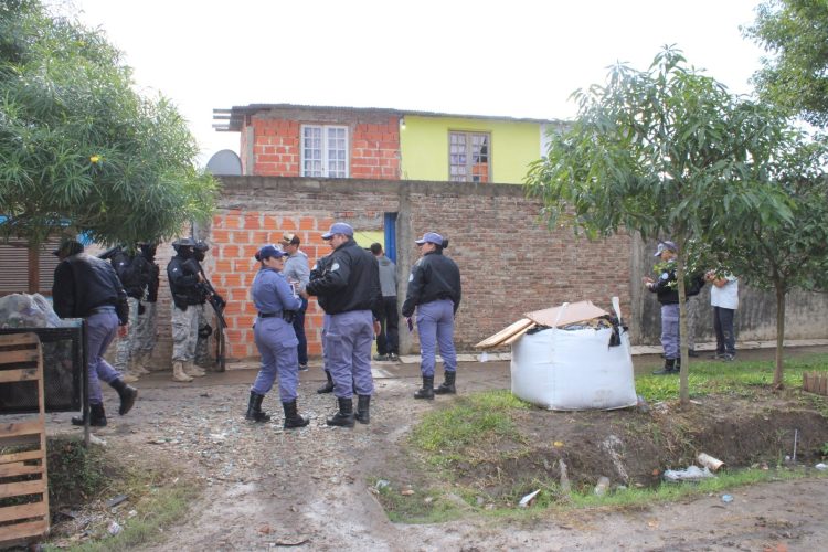 Un hombre se atrincheró en su casa y amenazó a toda su familia
