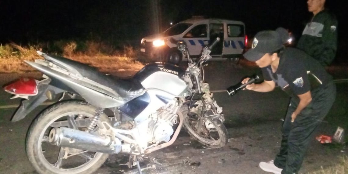 Fuerte choque entre dos motos dejó una mujer grave hospitalizada, el otro conductor se fugó