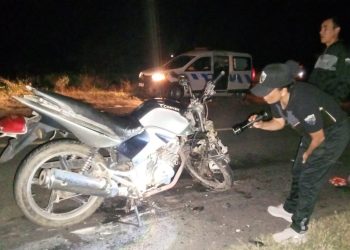 Fuerte choque entre dos motos dejó una mujer grave hospitalizada, el otro conductor se fugó