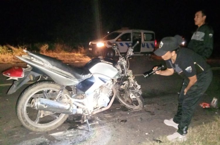 Fuerte choque entre dos motos dejó una mujer grave hospitalizada, el otro conductor se fugó
