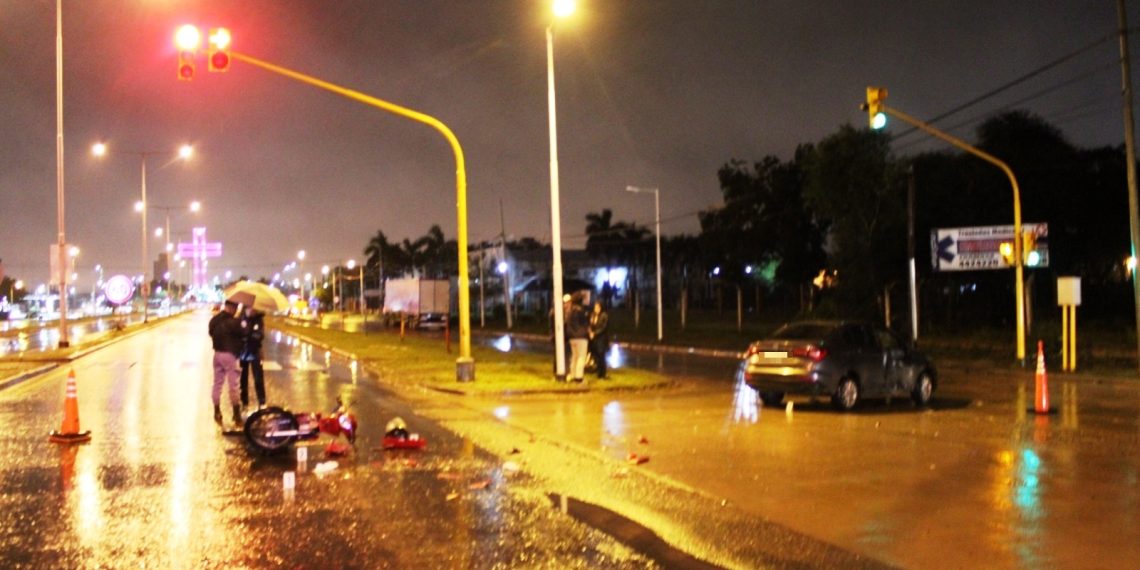 Violento choque entre auto y moto en cruce semaforizado dejó al motociclista peleando por su vida
