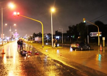 Violento choque entre auto y moto en cruce semaforizado dejó al motociclista peleando por su vida