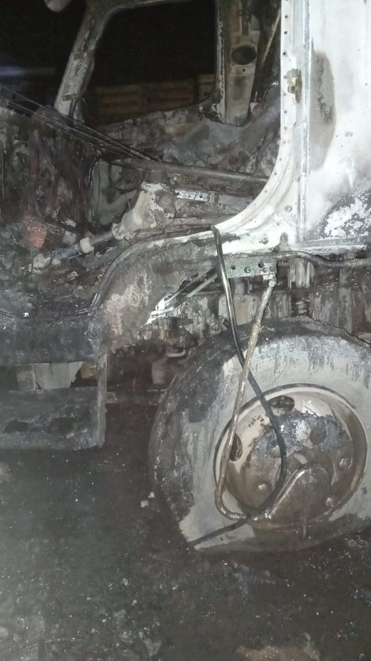 Un camión de mediano porte ardió en llamas: investigan un incendio intencional