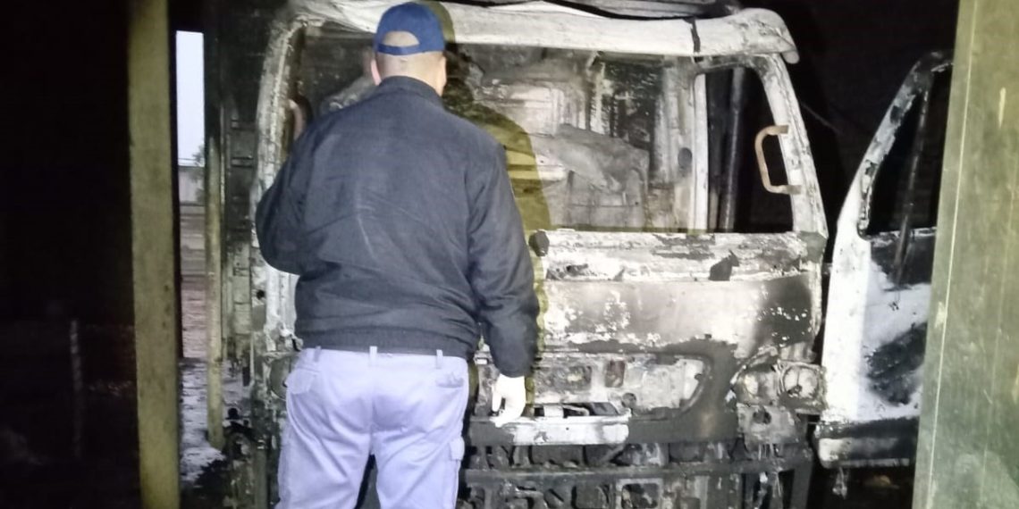 Un camión de mediano porte ardió en llamas: investigan un incendio intencional