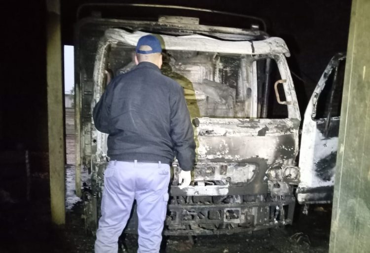 Un camión de mediano porte ardió en llamas: investigan un incendio intencional