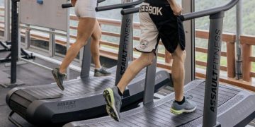 Caminar no sirve: científica biomédica advierte que hacer 10 mil pasos al día «es una pérdida total del tiempo»