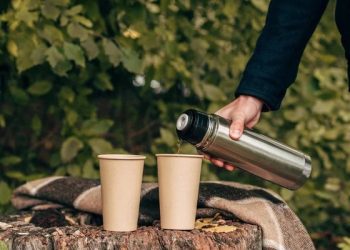 Un hombre murió por beber siempre del mismo termo: expertos advierten el riesgo de usar botellas metálicas