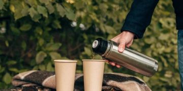 Un hombre murió por beber siempre del mismo termo: expertos advierten el riesgo de usar botellas metálicas