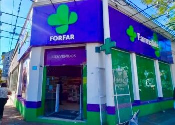 Violento asalto a céntrica farmacia: apuñalaron a dos empleados y se llevaron un botín insólito