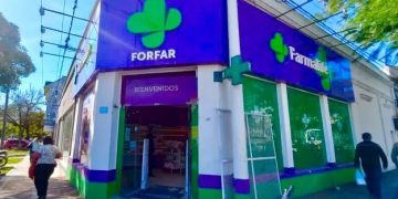 Violento asalto a céntrica farmacia: apuñalaron a dos empleados y se llevaron un botín insólito