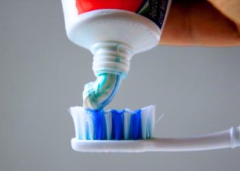 Colgate ofrece un recambio gratuito para la pasta dental prohibida por ANMAT: cómo hacerlo