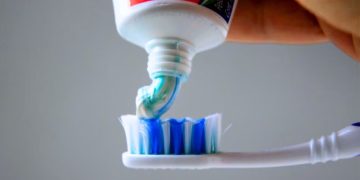 Colgate ofrece un recambio gratuito para la pasta dental prohibida por ANMAT: cómo hacerlo