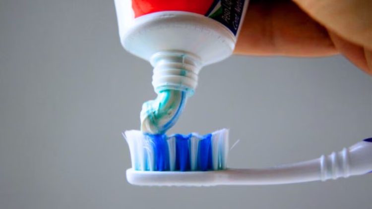 Colgate ofrece un recambio gratuito para la pasta dental prohibida por ANMAT: cómo hacerlo